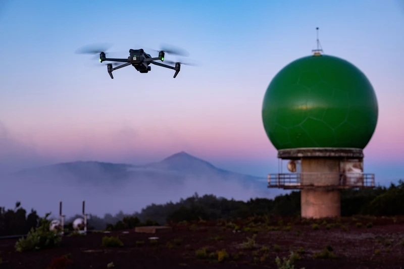 UAV volando en las inmediaciones del radar de Taborno, en Tenerife.
